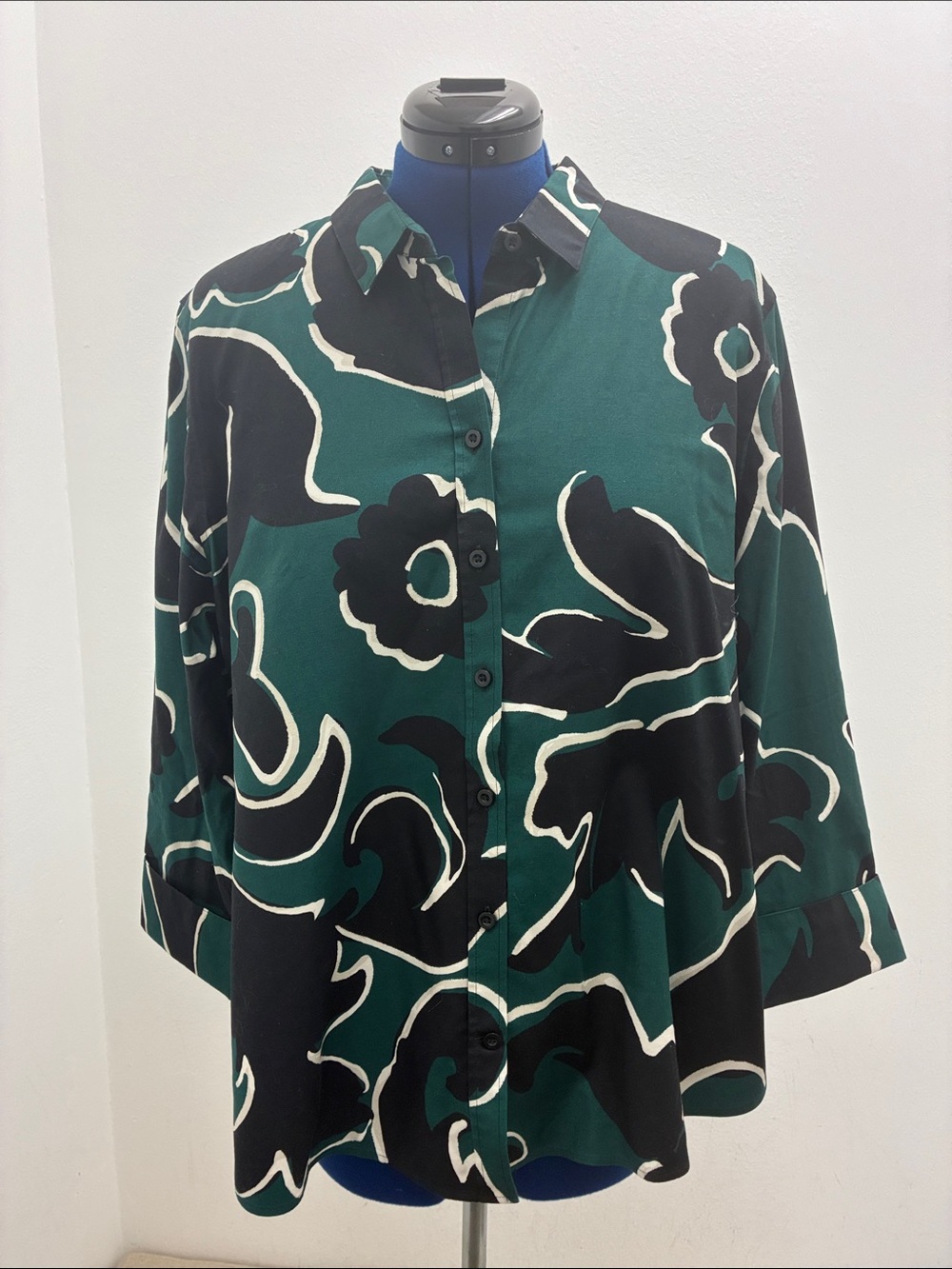 Chico's Green, Black & Cream Abstract Floral Button-Down Blouse